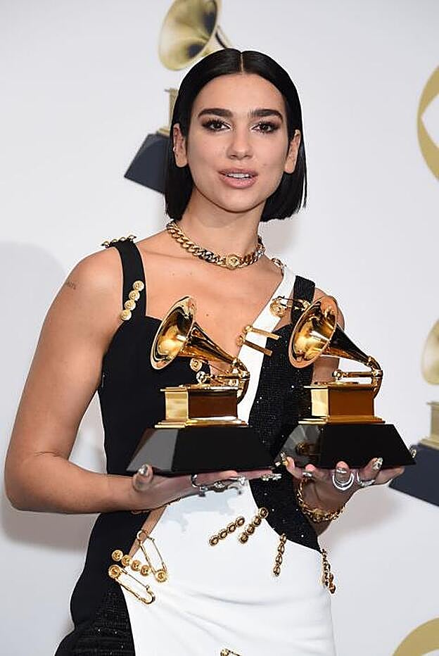 Dua Lipa acaparó las cámaras con sus dos galardones.