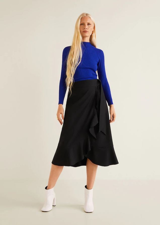 Una opción discreta y con mucho estilo para lucir los volantes que marca la tendencia es esta falda pareo de Mango (17.99 euros).