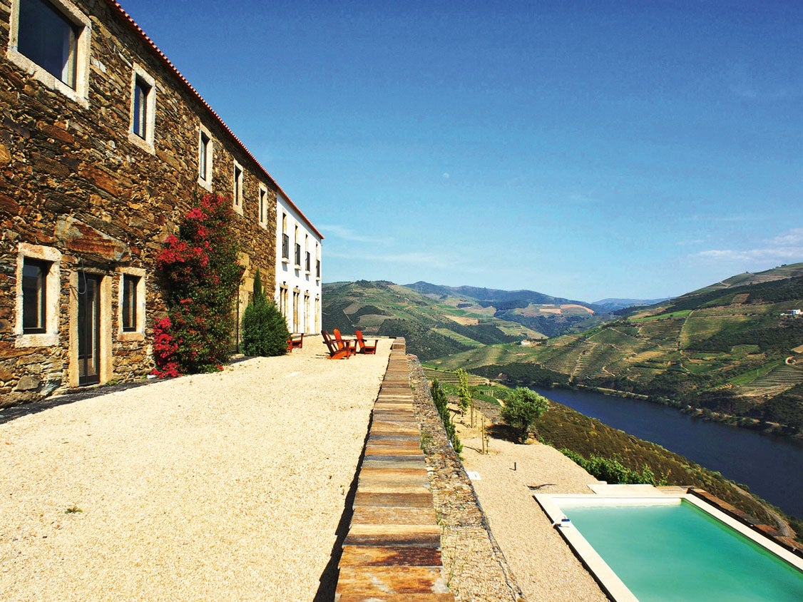 San Antonio de Britiande es una quinta solariega del siglo XVI, en el valle del Alto Duero portugués, que antes fue lugar de retiro para los monjes del Monasterio de Ferreirim. Reconvertida en un acogedor hotel rural, puede ser el perfecto centro de operaciones para descubrir la zona y visitar villas medievales (Ucanha), monasterios cistercienses (Salzadas, Sao Joao de Tarouca) y las bodegas que dan fama a esta tierra, como la de Mairihnas, que alberga más de un millón de botellas. Pero también para visitar jardines de lavanda y bosques de nogales o castaños, hacer rutas en bicicleta o realizar catas de vinos y aceites, antes de cenar al calor de una chimenea.