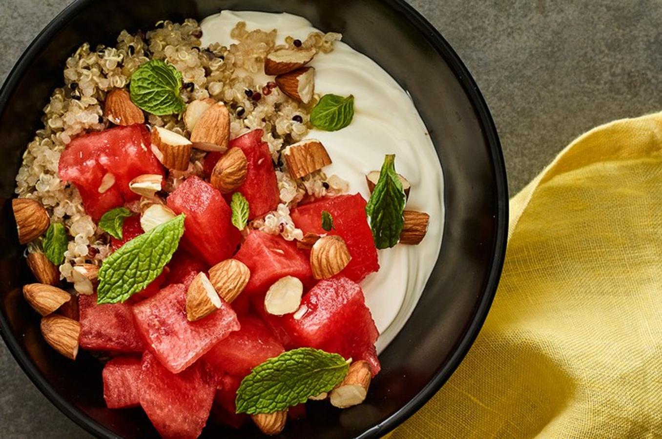 1 taza de sandía, cortada en trozos pequeños1/2 taza de quinua cocida1 cucharada de menta fresca, picada1/2 taza de yogur griego bajo en grasa20 Almendras picadasEn un tazón, mezcla la sandía, la quinua y la menta. En un frasco mezcla la sandía y quinua con el yogur. Cubre con almendras.