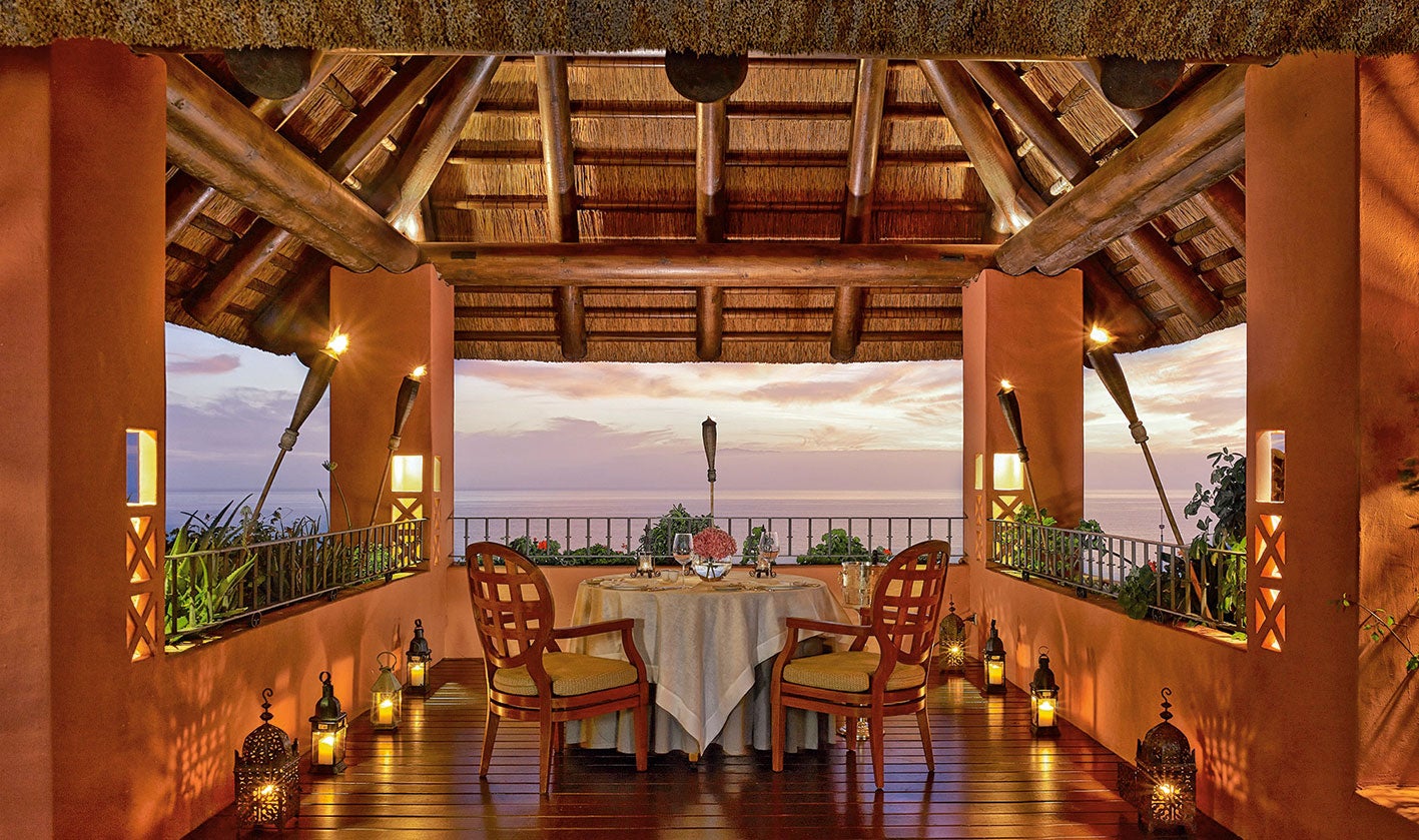 CÓMO IR: Iberia Express: Madrid y Asturias, desde 34 euros. Vueling: Barcelona, desde 41 euros. Ryan Air: Madrid, Barcelona, Santander y Sevilla, desde 15 euros. (ryanair.com, iberiaexpress.com, vueling.com).+ INFO: habitación doble, desde 345 euros. Stargazing party, con menú Berasategui y caza de estrellas, 650 euros por pareja. (www.ritzcarlton.com/abama).