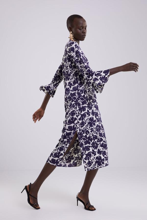 Vestido con estampado floral, manga de volante y bajo con aberturas, 39,95 euros.