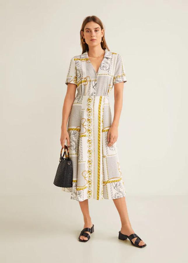 Vestido fluido con cierre de botones y diseño acampanado de cadenas, 39,99 euros.