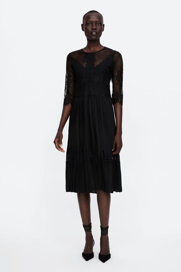 estido plisado combinado en color negro, 39,95 euros.