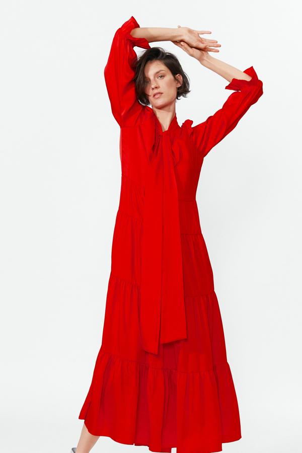 ¿Y qué nos decís del vestido más bonito de Zara? Es rojo, tiene un maravilloso lazo al cuello, y unos maxi volantes que lo hacen súper especial. Cuesta 49.95 euros.