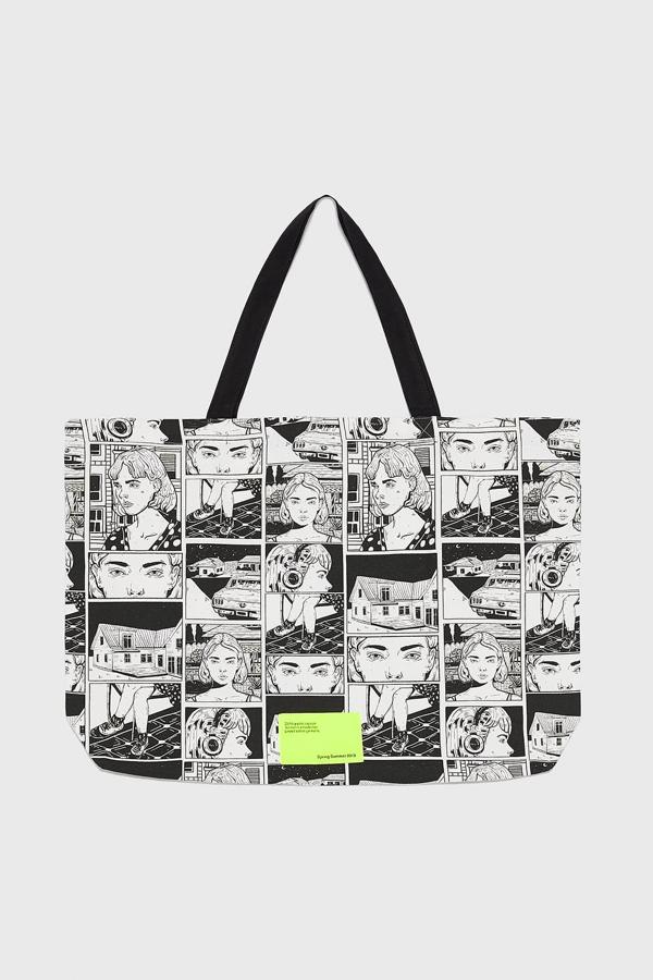 Bolso tipo shopper con estampación de Ana Müshell y asas de mano combinadas a contraste (12,95 euros).