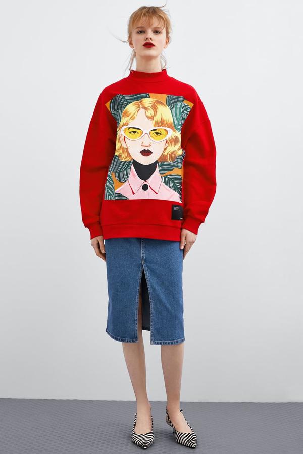 Sudadera 'oversiz'e de cuello redondo y manga larga, con acabados en 'rib' y estampación frontal de Bijou Karman (25,95 euros).