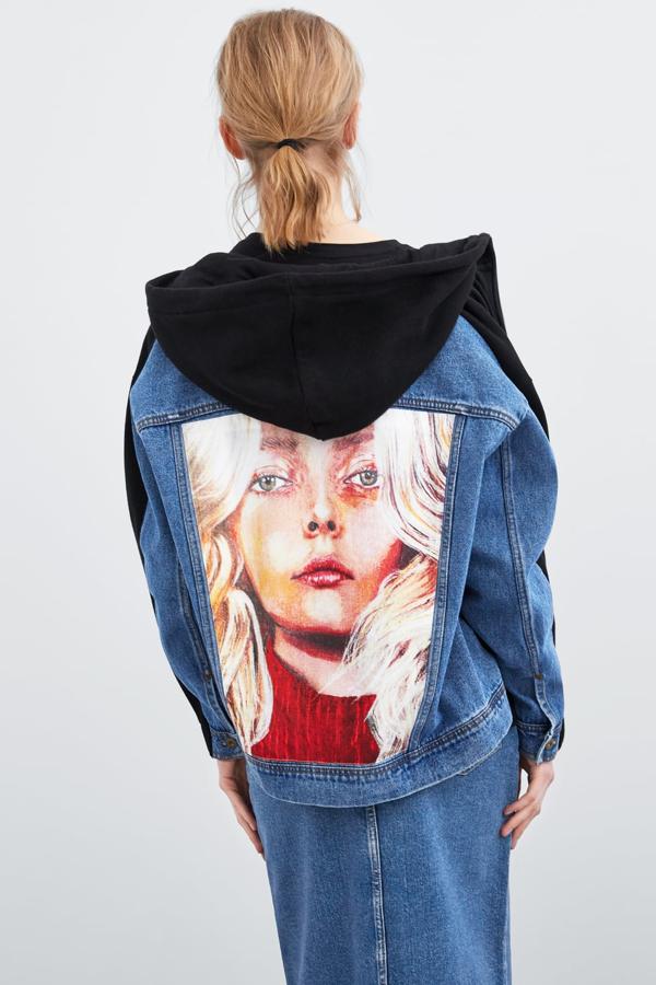 Sudadera combinada con capucha ajustable, manga larga, bolsillos laterales y cierre delantero con cremallera. El detalle de estampación en la espalda es de Thani Mara (39,95 euros).