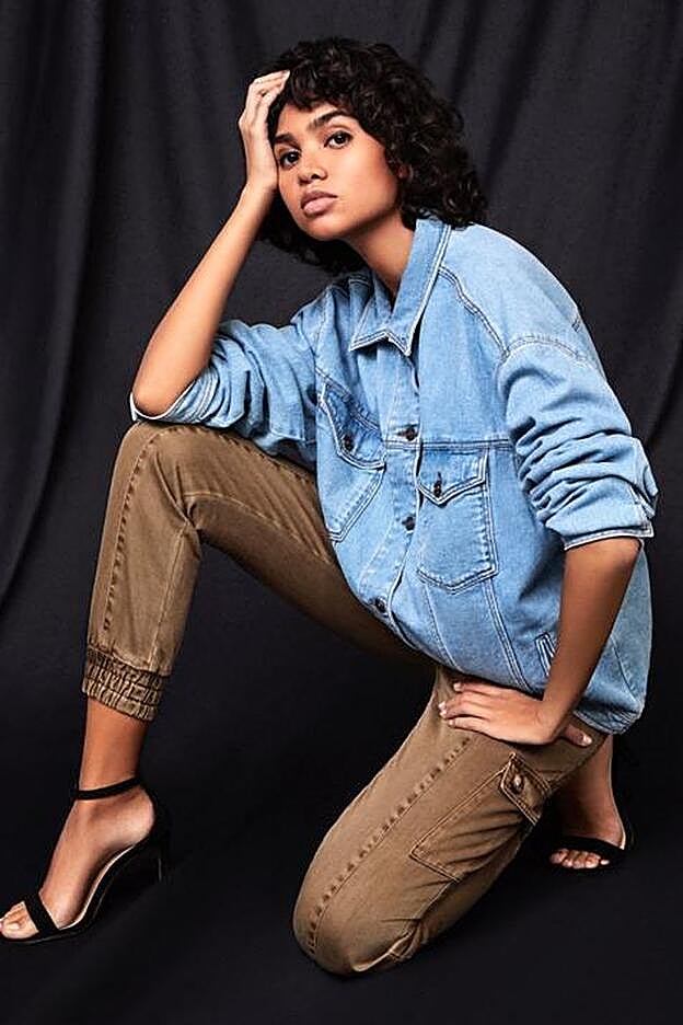 Un look genial gracias a una combinación de colores fantástica: kaki y azul.