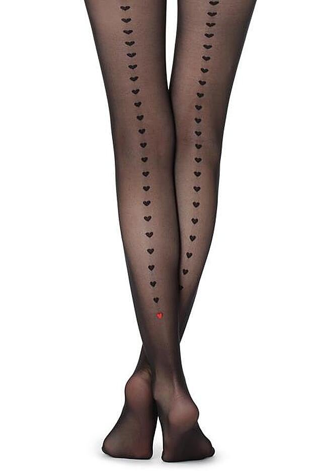 Detalle de las medias adornadas con corazones de Calzedonia.