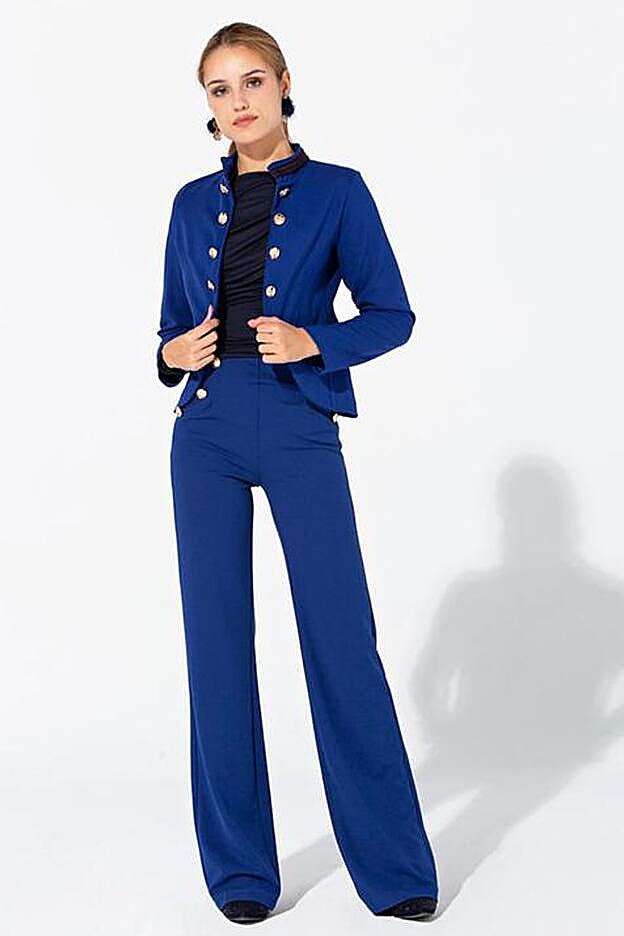 Pantalón azulón recto semi ancho (49 euros) y chaqueta corta azul de estilo militar (29,45 euros).