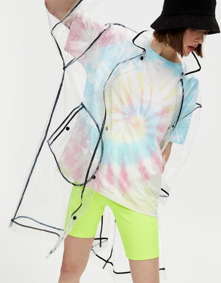 Camiseta tie-dye en varios colores pastel, de manga corta, cuello redondo y en 100% algodón (14,99 euros) y pantalón ciclista en color flúor, confeccionado en tejido elástico (12,99 euros). El chubasquero transparente con remates en negro está por llegar a tienda.