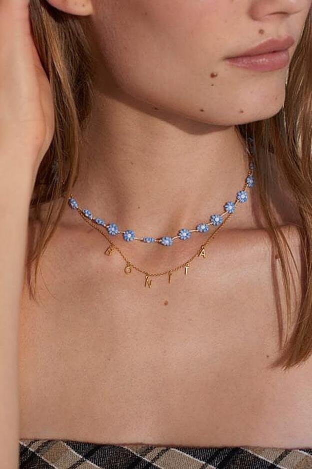 Colgante con cuentas de cristal en forma de flor (29€) y colgante “bonita” de latón cortado a mano (39€), todo de Gimaguas.