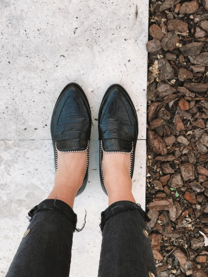 Zapato tipo mocasín con textil de serpiente y detalles de tachuelas. (65 euros).