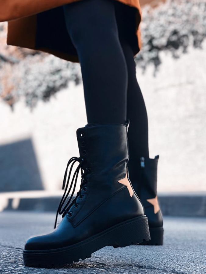 Botas militares de color negro con cordones y cremallera lateral como cierre. Lleva un detalle de estrella amarilla en la parte trasera. La altura del tacón es de 4 centímetros y la del corte, 20 centímetros (78 euros). Altura del corte: 20 cm