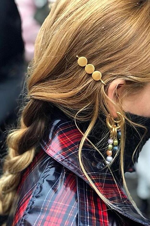 Blanca Miró con el “Moon Clip” de Gimaguas (32€), fotografía de @sandralexandra_jewellery.