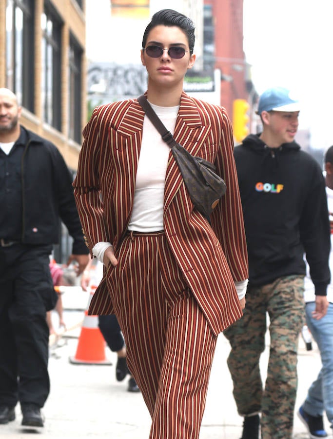 Copiaríamos su estilo de principio a fin, y este look se encuentra entre nuestros favoritos por lo sencillo y práctico que es. Su inseparable amiga Bella Hadid lleva la riñonera igual que ella, así que podemos deducir que en el continente de al lado optan por llevarlo al estilo bandolera.