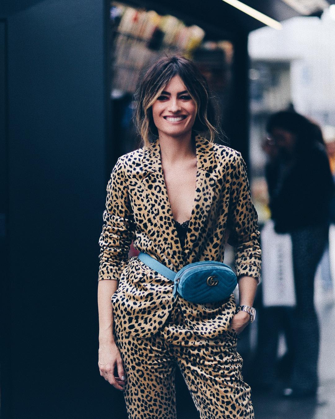 Si su look nos gusta, con la riñonera en tono turquesa añun más. Como si de un cinturón se tratase, la influencer española Ángela Rozas la ha llevado a la altura de la cintura.