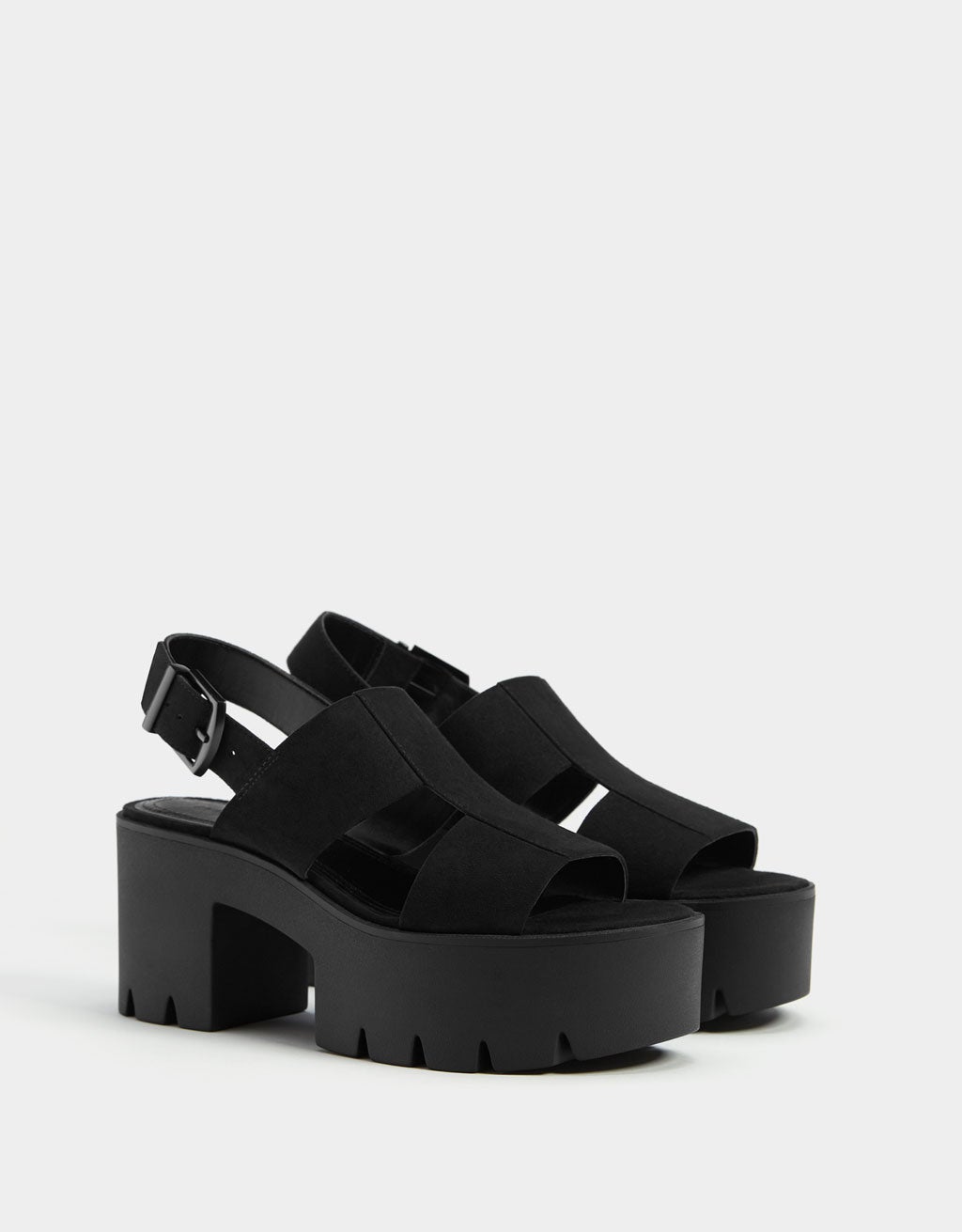 Sandalias con plataforma y tiras: 29,99 euros en Bershka.