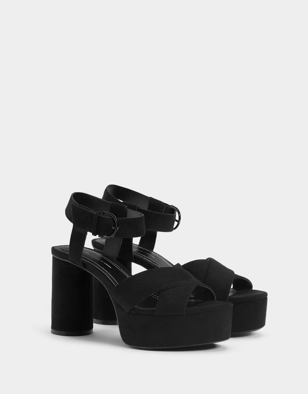 Sandalia en color negro con tacón y plataforma: 30 euros en Bershka.