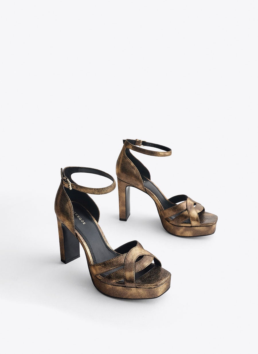 Sandalias de piel con hebilla y plataforma: 99 euros en Uterqüe.