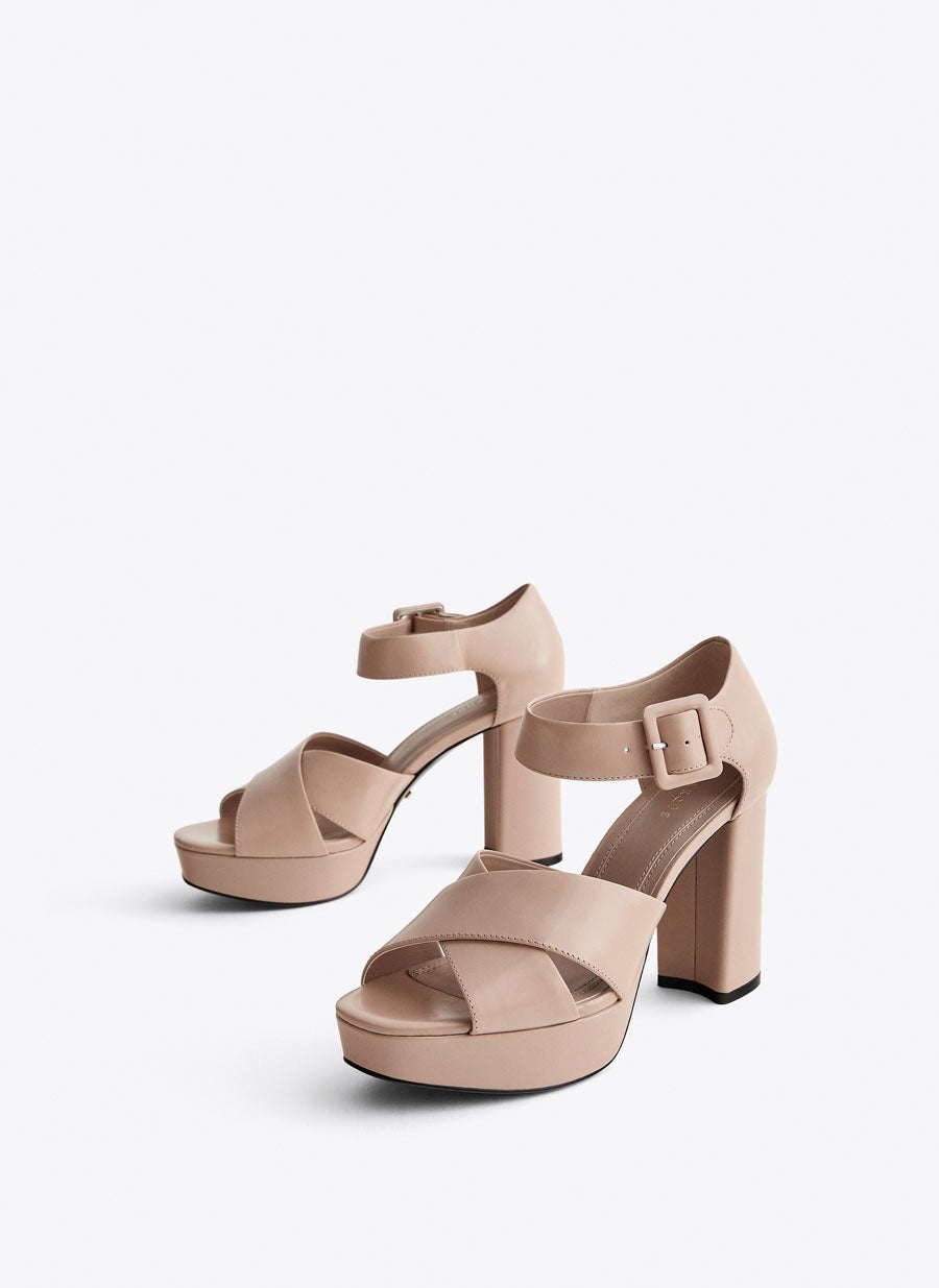Sandalia nude con plataforma Uterqüe: 89 euros.