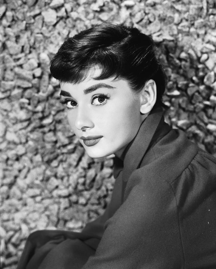 Empezamos nuestra lista con uno de los iconos de moda, elegancia y belleza más inimitable de todos los tiempos, Audrey Hepburn. Una de las actrices con melena morena más inspiradoras y que a día de hoy sigue siendo todo un referente de estilo.