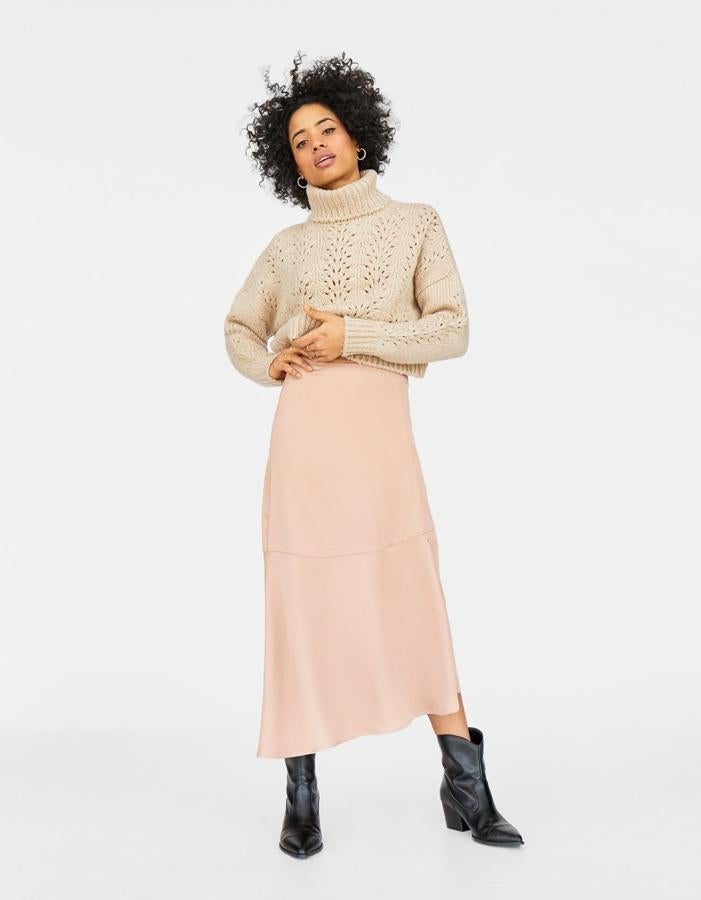 Esta falda midi en satén nude te solucionará un look de invitada de boda de primavera, pero también tus looks de día más 'casual chic'. Todo depende de cómo la combines, pero por 19.99 euros en Stradivarius... ¡qué más se puede pedir!