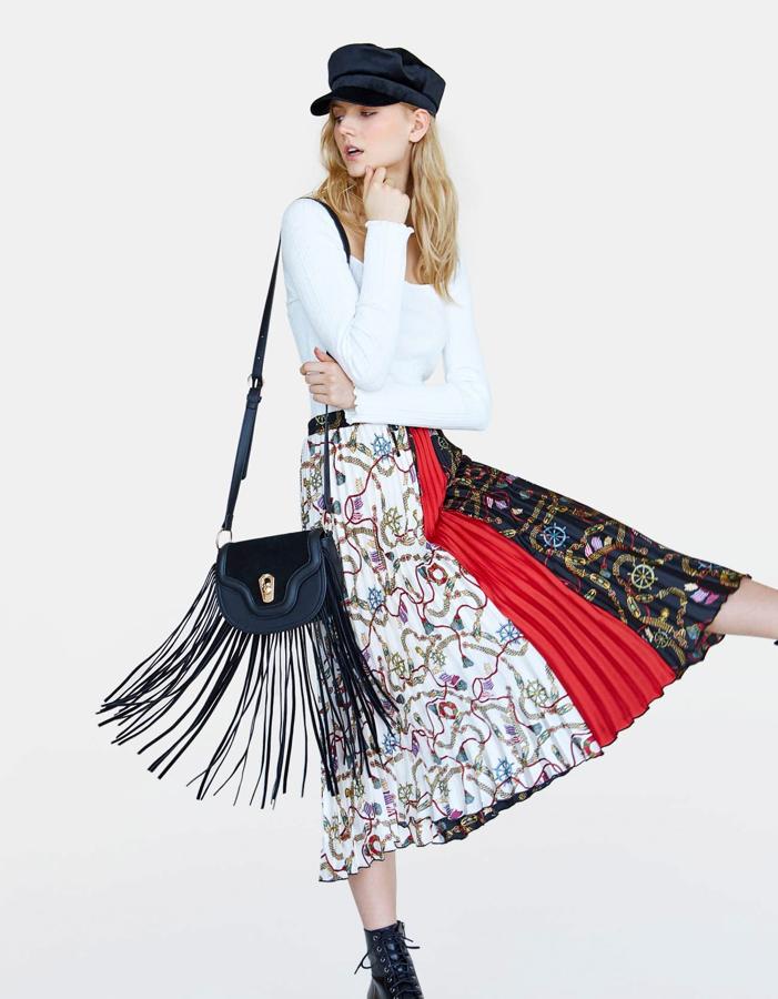 El estampado pañuelo vuelve una temporada más a nuestro armario, y esta falda midi plisada de Stradivarius es una opción ideal para sumarte a la tendencia por 25.99 euros.