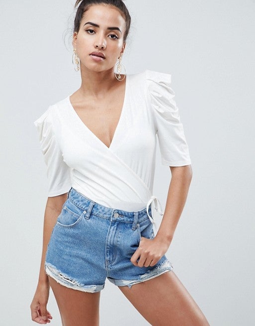 Body cruzado con mangas abullonadas cortas de Asos. (9,49 euros).