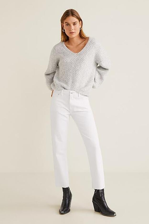 Vaqueros con el bajo 'crop' deshilachado de Mango.