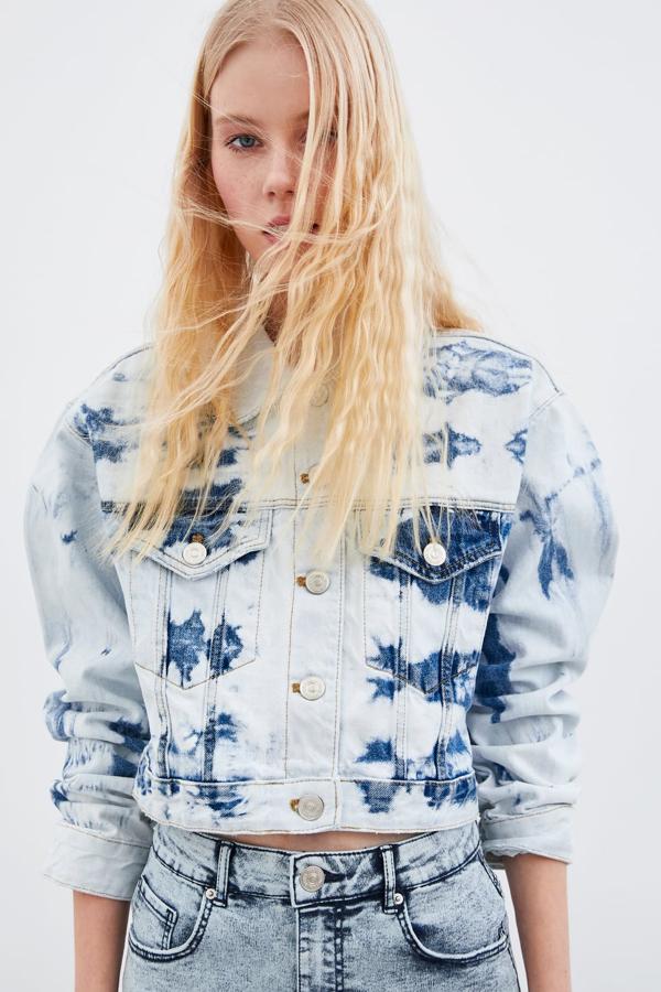 Cazadora con efecto 'tie-dye' con bolsillos frontales de plastrón con solapa (29,95 euros). Debido al proceso de tintado, el estampado de cada prenda es único.