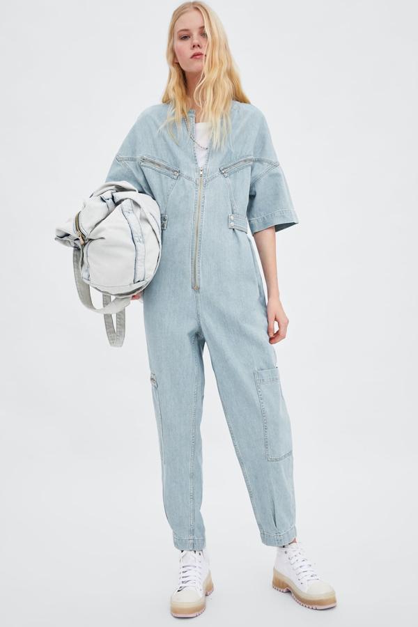 Mono largo con escote en pico y manga corta. Lleva un elástico en la parte trasera de la cintura y trabillas, además de bolsillos de plastrón en la espalda y la pierna (49,95 euros).