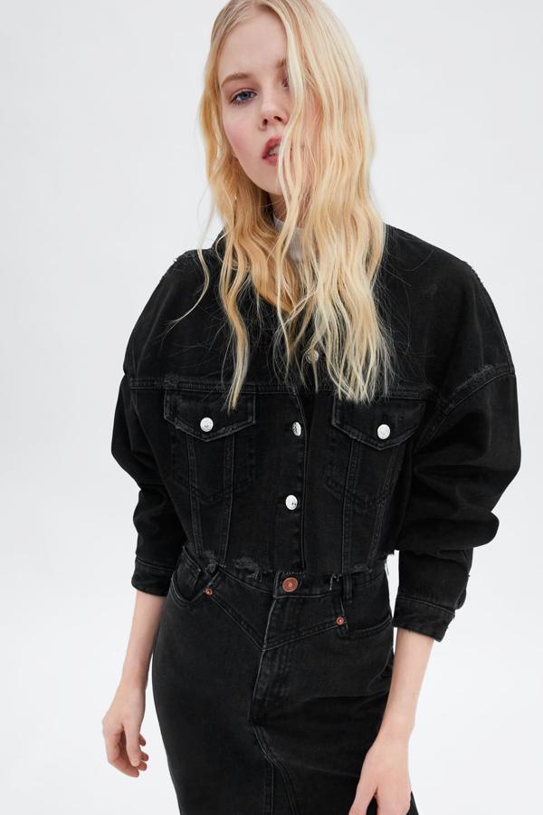 Cazadora corta con bolsillos de plastrón con solapa en pecho y bajo acabado deshilachado (29,95 euros).