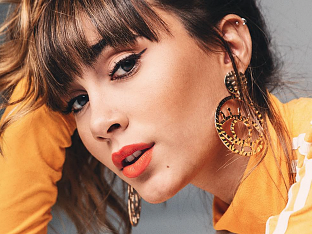 Primerísimo plano del 'make up' de Aitana, con el labial naranja.