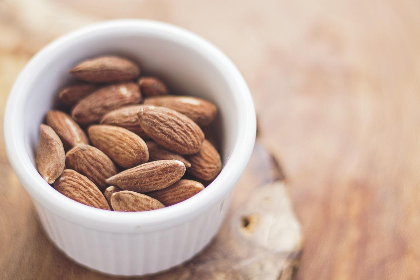 Lejos de engordar, como su mala fama sugiere, las almendras  ayudan a mantener el peso . Una investigación publicada en la revista European Journal of Clinical Nutrition descubrió que los participantes que comieron cierta cantidad de almendras tostadas secas, durante unos días, “experimentaron una reducción de la sensación de hambre y una mejora de la vitamina E en la dieta, sin aumentar por ello su peso corporal”. Además, este fruto seco tiene efectos cardioprotectores, buenos para la salud del corazón. Eso sí, mejor cométela con piel y cruda ya que, sus antioxidantes están presentes en la parte marrón de esa piel. Incluso, algunos estudios científicos han manifestado que el consumo de almendras se asocia con una  reducción de los niveles de azúcar en sangre después de una comida.