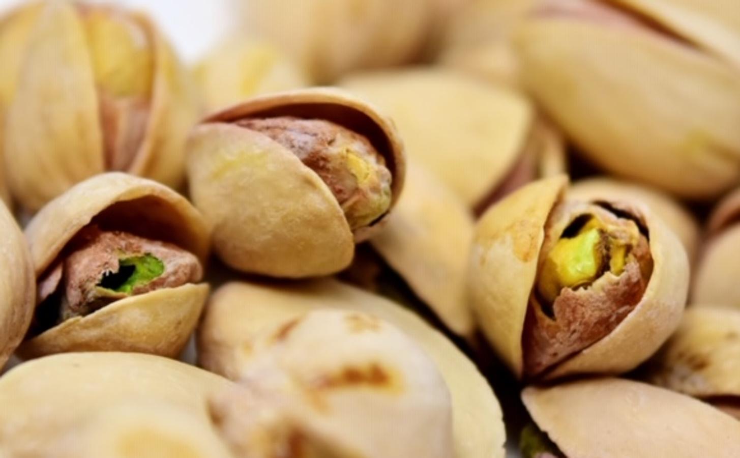 Su consumo te hará feliz. Poseen una fuente de  zinc y hierro , que contribuyen a la función cognitiva normal. Los pistachos son  altos en tiamina, manganeso, vitamina B6, fósforo, cobre y en hierro y magnesio , que colaboran en el buen funcionamiento del metabolismo energético y en la reducción del cansancio. La Dra. Nieves Palacios, jefa del Servicio de Medicina, Endocrinología y Nutrición de la Agencia Española de Protección de la Salud en el Deporte, indica que “los pistachos son una fuente de vitamina B6 o piridoxina que juega un papel en el metabolismo normal de las proteínas y el glucógeno, y también contribuye a la función psicológica normal”. Así que, para ‘pillarlas’ al vuelo come un puñado al día.