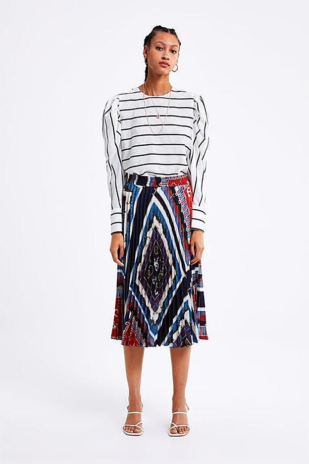 Conjunto de blusa y falda, ambas de Zara.