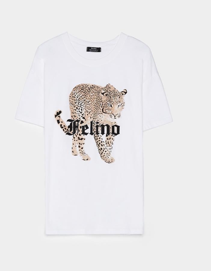 Esta  camiseta con estampado Felino , cuello redondo, hombro caído y manga corta está disponible en  Bershka  por  7,99 euros .