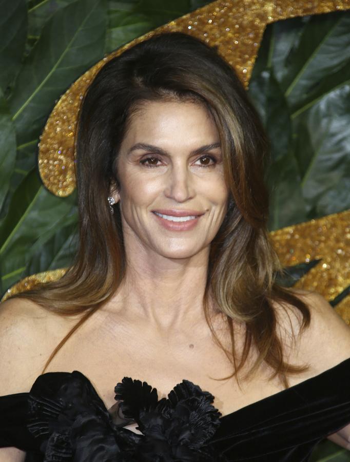 Cindy Crawford se decanta por la melena larga por debajo de los hombros y por las capas inferiores ligeramente capeadas.