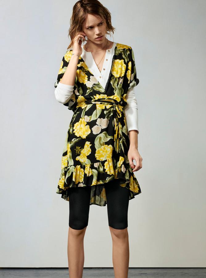 El 'wrap dress' con estampado floral cuesta 29.95 euros, y la camiseta y las mallas ciclistas, 12.95 euros cada una.