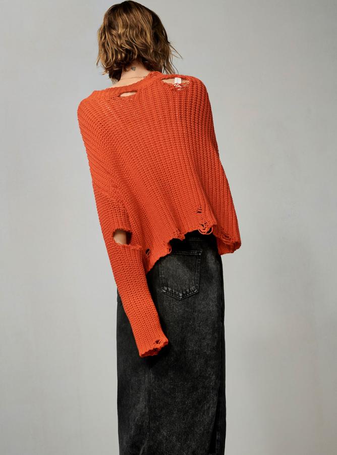 Este jersey con rotos que tu abuela nunca aprobaría cuesta 29.95 euros. La falda vaquera efecto lavado, 25.95 euros.