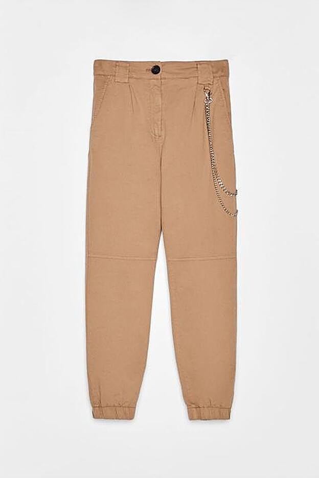 Pantalón jogger Utility en color Camel, 22,99 euros.