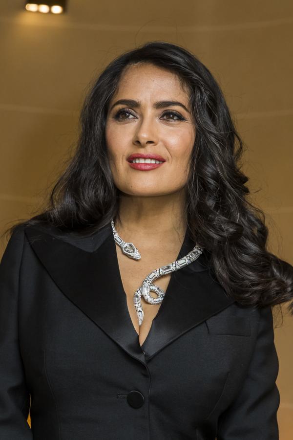 Salma Hayek no deja atrás su 'melenaza' capeada y rizada. La combinación perfecta para presumir de una melena con volumen y forma.