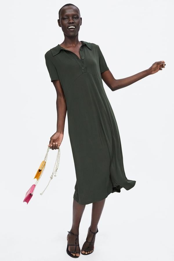 Vestido polo en verde musgo.