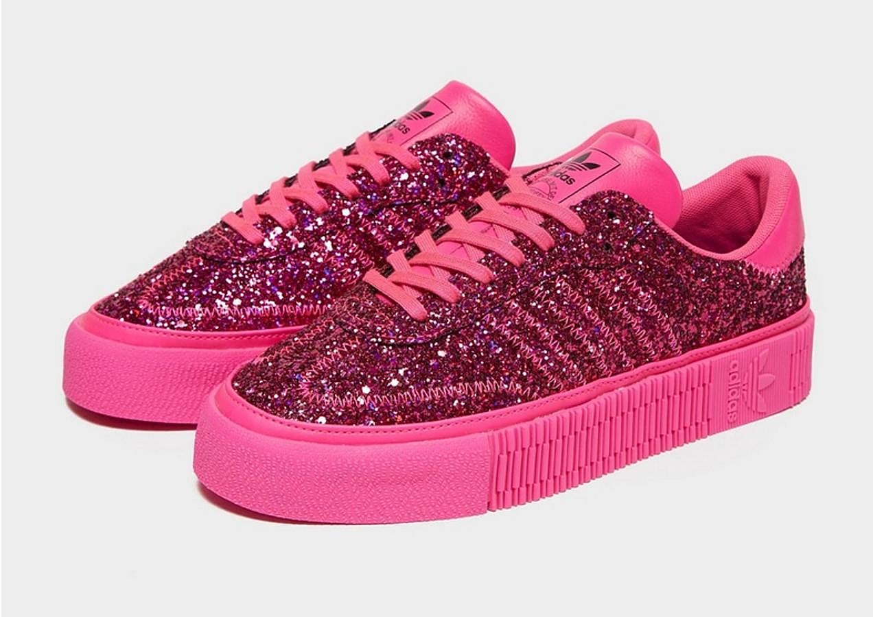 De inspiración vintage, con plataforma, de color rosa y brillante. Las adidas Originals Samba Rose se han reinterpretado en 2019 para hacer las delicias de La Vecina Rubia, de todas las rubias con pelazo y cerebro debajo y, por supuesto, de las rubias atrapadas en un cuerpo de morena.
