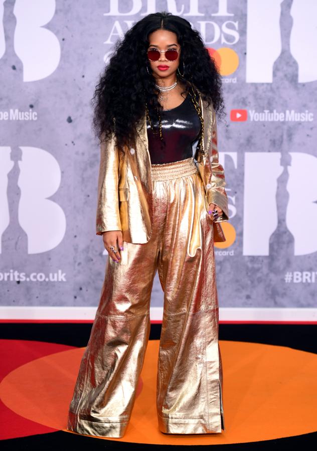 Fotos: Los looks de los Brit Awards que sí y no nos gustaría ver en la alfombra roja de los Oscar