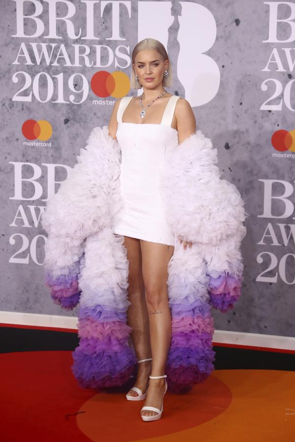 Fotos: Los looks de los Brit Awards que sí y no nos gustaría ver en la alfombra roja de los Oscar
