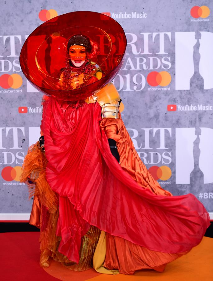 Fotos: Los looks de los Brit Awards que sí y no nos gustaría ver en la alfombra roja de los Oscar