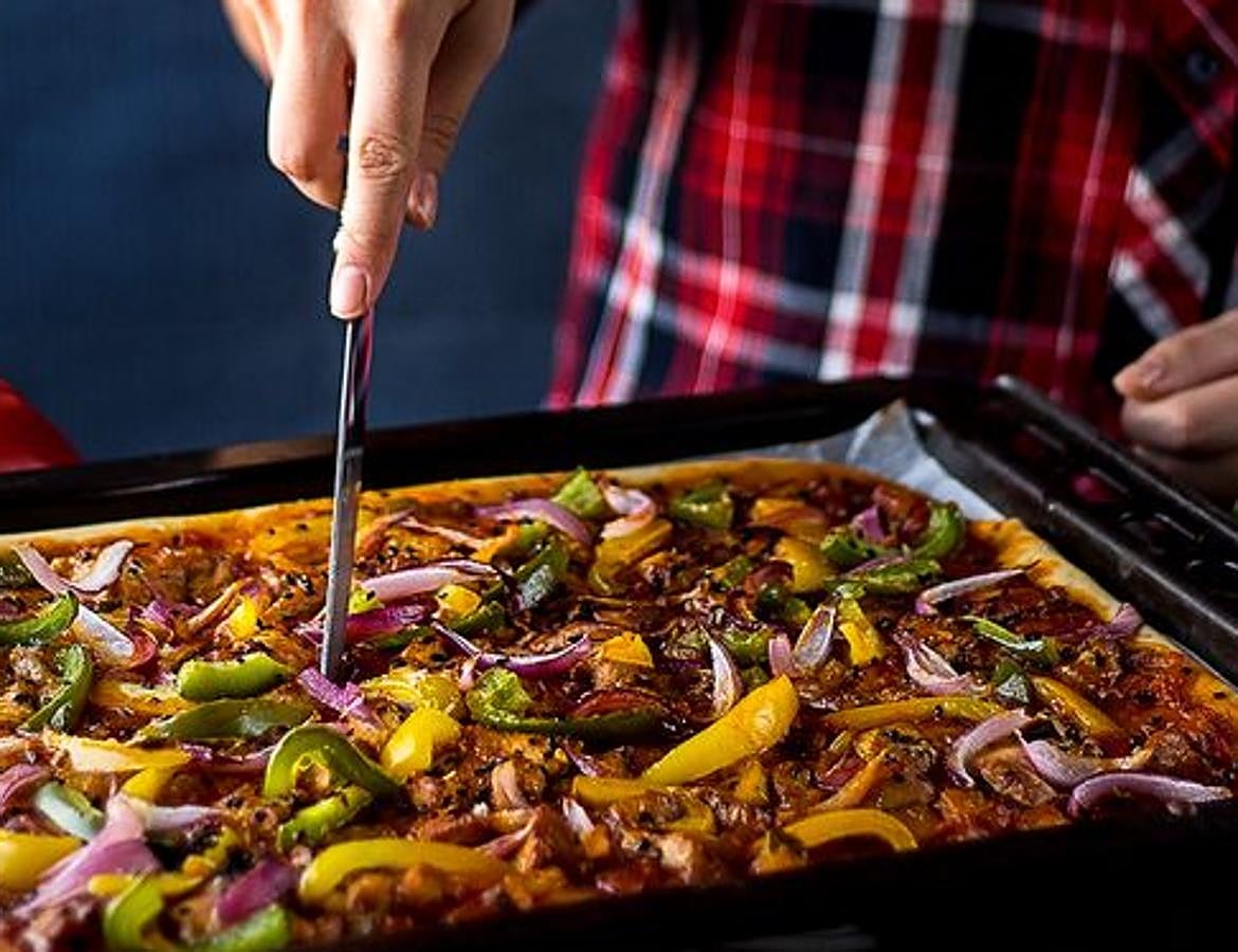Pedir pizza a domicilio o comerla en restaurante siempre es una opción tentadora pero, siempre será mucho más sano y saludable para el organismo  hacerlas en casa con productos frescos . Así que ponte el delantal, saca tus cualidades de chef y prepara uno de los platos culinarios más divertidos y sabrosos.